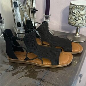 Never used Lucky Brand Black and Tan Women's Sandals size 6.5